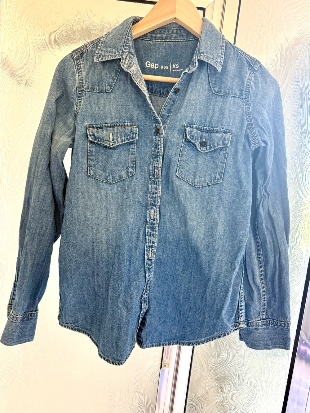 GAP women’s/Fitted Medium Blue Denim Shirt with Chest Pockets